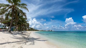 Perto da praia, areia branca, toalhas de praia 