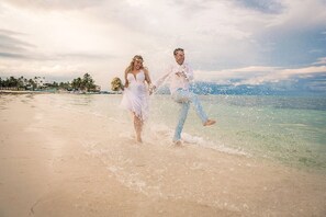 Beach nearby, white sand, beach towels - San Andres Noble House Hotel (San Andrés)
