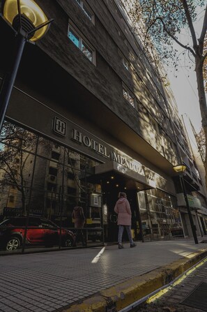 A hotel entrance with a sign reading "HOTEL MENDOZA." - Hotel Mendoza (Mendoza)