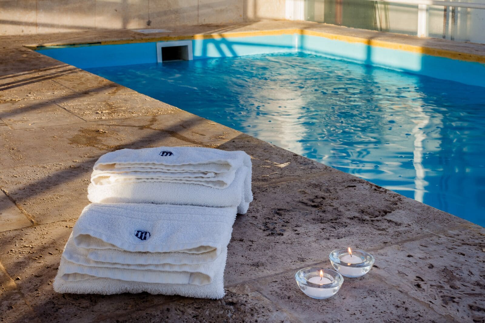 Una piscina cubierta, sombrillas, socorrista en las instalaciones