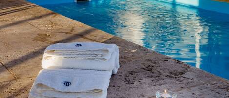 실내 수영장, 수영장 파라솔, 시설 내 인명구조원