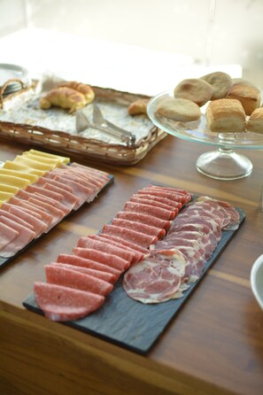 A charcuterie board with various meats and cheeses. - Hotel Mendoza (Mendoza)