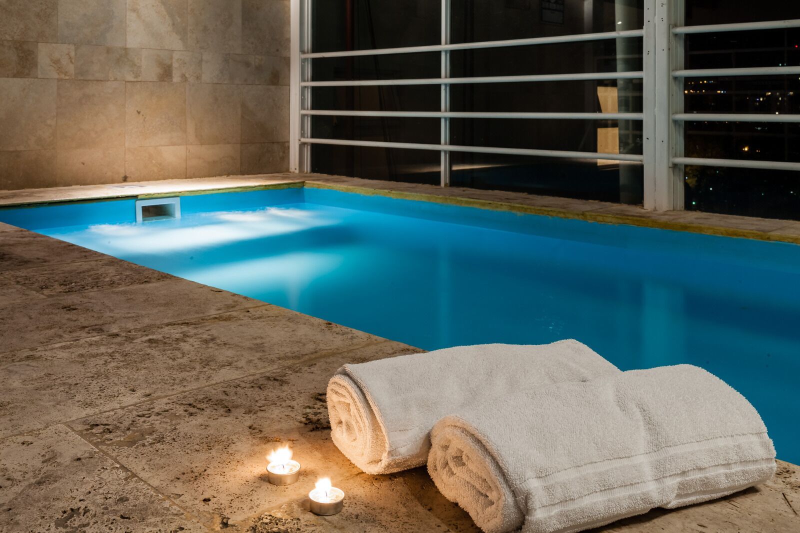 Una piscina techada, sombrillas, guardavidas en la propiedad