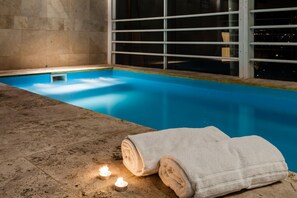 Una piscina techada, sombrillas, guardavidas en la propiedad