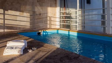Innenpool, Sonnenschirme, Rettungsschwimmer vor Ort