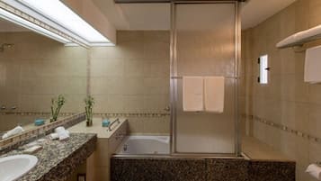 Secador de pelo, bidet, toallas