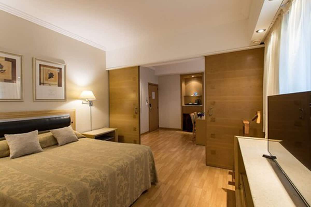 Egyptian cotton sheets, premium bedding, memory-foam beds, minibar