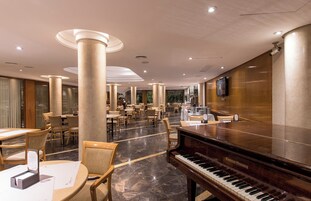 供应早餐、午餐和晚餐