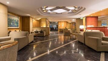 Coin salon dans le hall