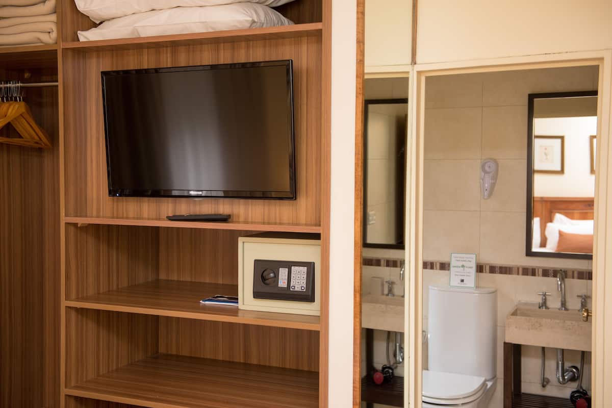 family room | 1 bedroom, minibar, in-room safe, free wifi