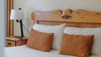 Family Room | Minibar, in-room safe, soundproofing, free cribs/infant beds