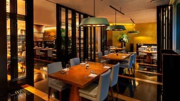 2 restaurants, breakfast, lunch, dinner served; Thai cuisine