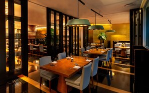 2 restaurantes, café da manhã, culinária tailandesa