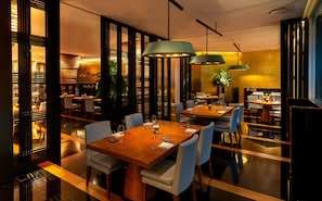 2 restaurants, breakfast, lunch, dinner served; Thai cuisine