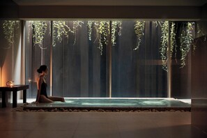 Outdoor pool, open 7 AM to 8 PM, pool umbrellas, sun loungers - COMO Metropolitan Bangkok (Bangkok)