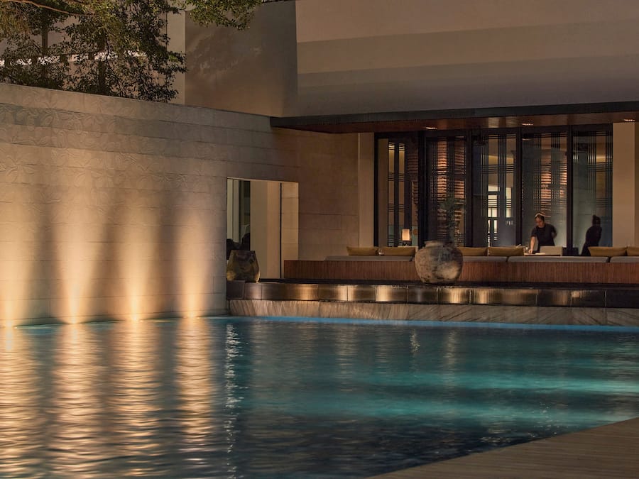 Piscina externa, funciona das 7h às 20h, guarda-sóis, espreguiçadeiras