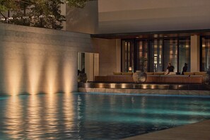 Outdoor pool, open 7 AM to 8 PM, pool umbrellas, sun loungers - COMO Metropolitan Bangkok (Bangkok)