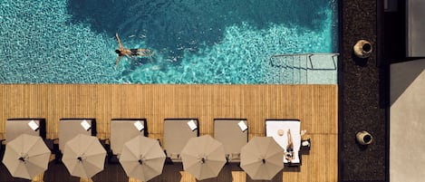 Ulkouima-allas avoinna 7.00–20.00, aurinkovarjoja, aurinkotuoleja