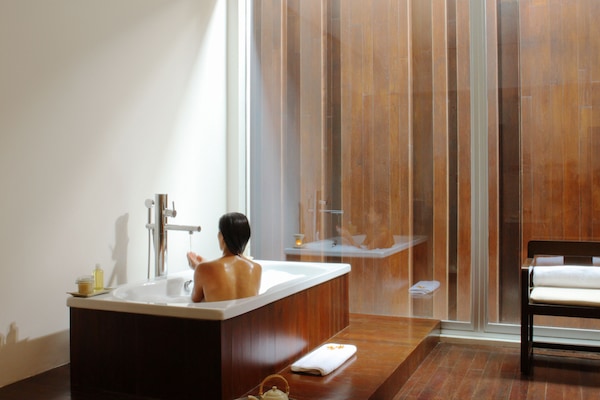 Couples treatment room(s), hot tub, steam room, body treatments