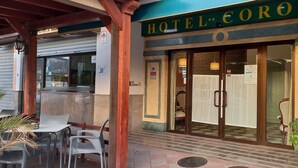 A hotel entrance with a sign reading "HOTEL CORO". - Hotel Corona de Atarfe (Atarfe)