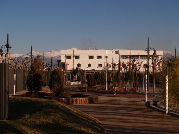 A building with a modern architectural style, featuring a flat roof and a symmetrical facade. - Hotel Corona de Atarfe (Atarfe)