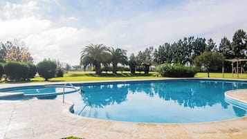 Indoor pool, 2 outdoor pools
