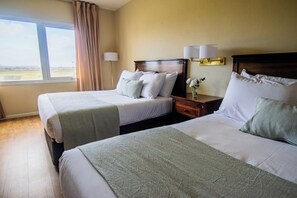 Habitació familiar, 2 llits de matrimoni | Roba de llit hipoal·lergògena, cobrellits i minibar 