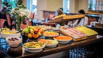 Lunsj og middag serveres, utsikt mot hagen