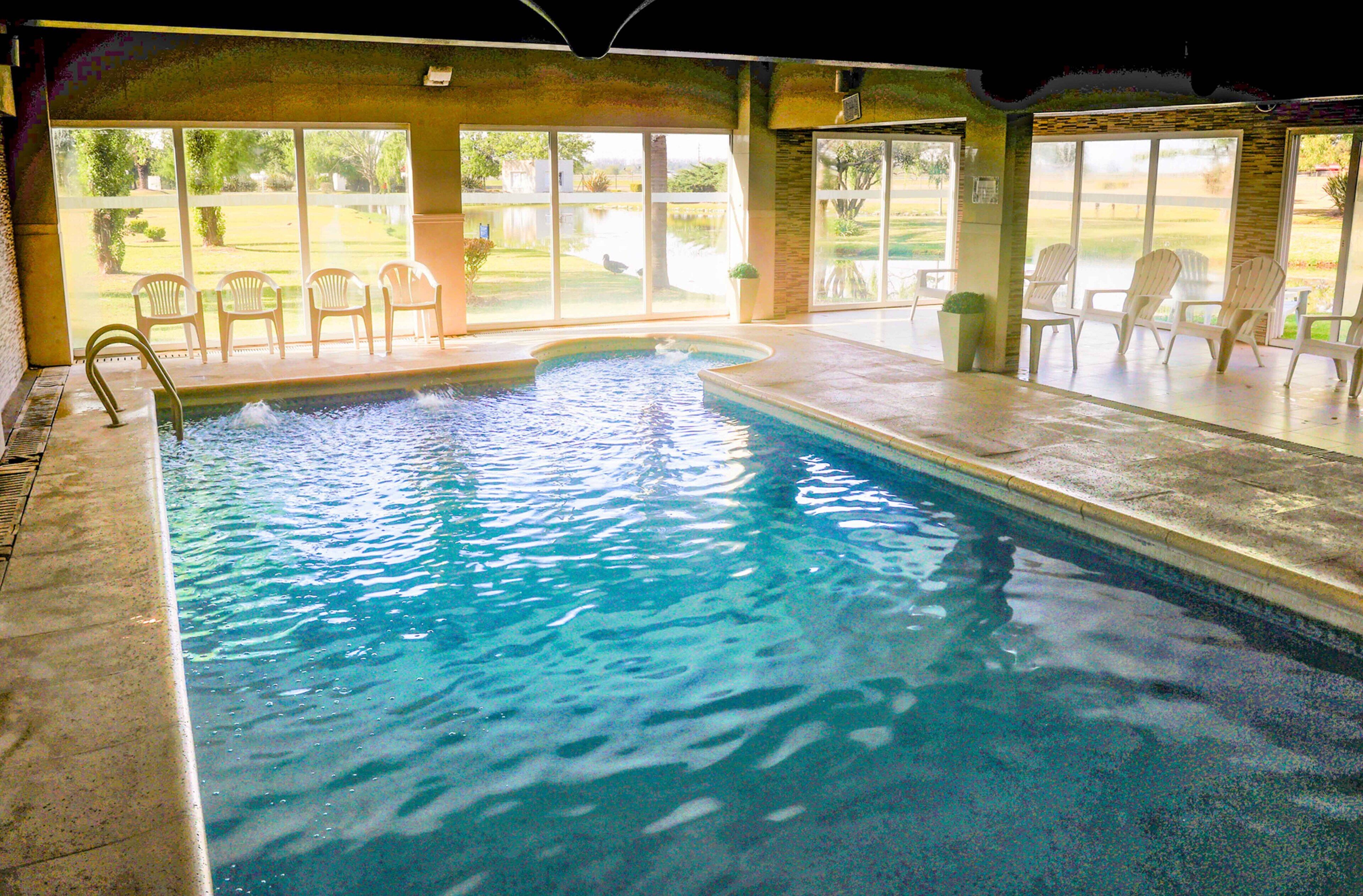 Una piscina techada, 2 piscinas al aire libre