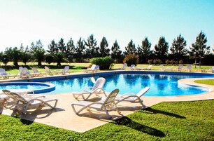 Una piscina techada, 2 piscinas al aire libre