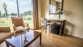 Suíte | Roupas de cama antialérgicas, edredons de pluma, frigobar