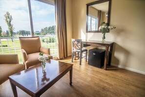 Suite | Hypo-allergenic bedding, down duvets, minibar, in-room safe - Wyndham Garden Campana (Campana)