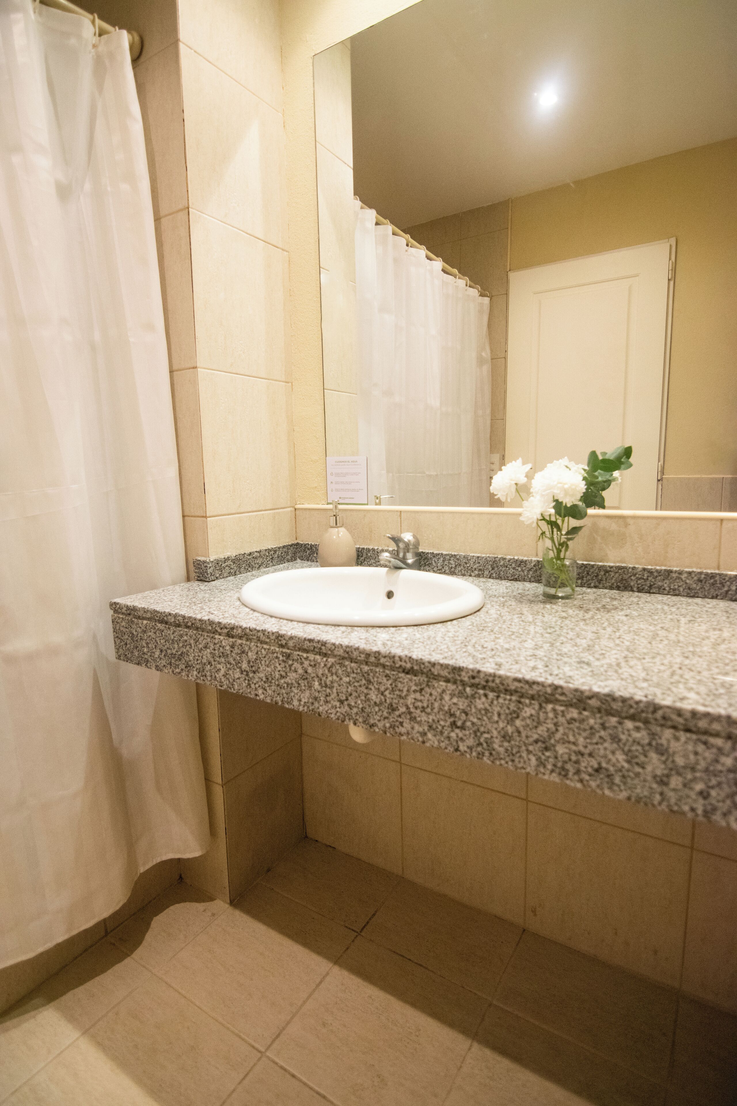 Camera familiare, 2 letti queen | Bagno | Combinazione doccia/vasca, soffione a pioggia, set di cortesia gratuito
