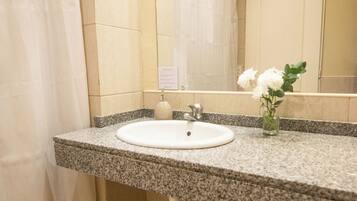 Camera familiare, 2 letti queen | Bagno | Combinazione doccia/vasca, soffione a pioggia, set di cortesia gratuito
