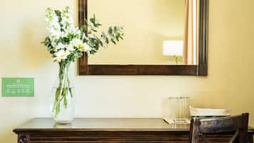 Rom – senior | Allergitestet sengetøy, dundyner, minibar og safe på rommet