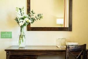 Ropa de cama hipoalergénica, cubrecamas y minibar 