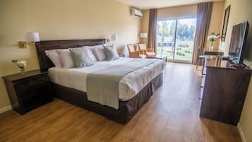 Suite | Hypo-allergenic bedding, down comforters, minibar, in-room safe