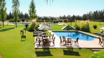 Una piscina techada, 2 piscinas al aire libre
