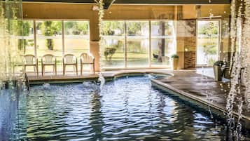 Indoor pool, 2 outdoor pools