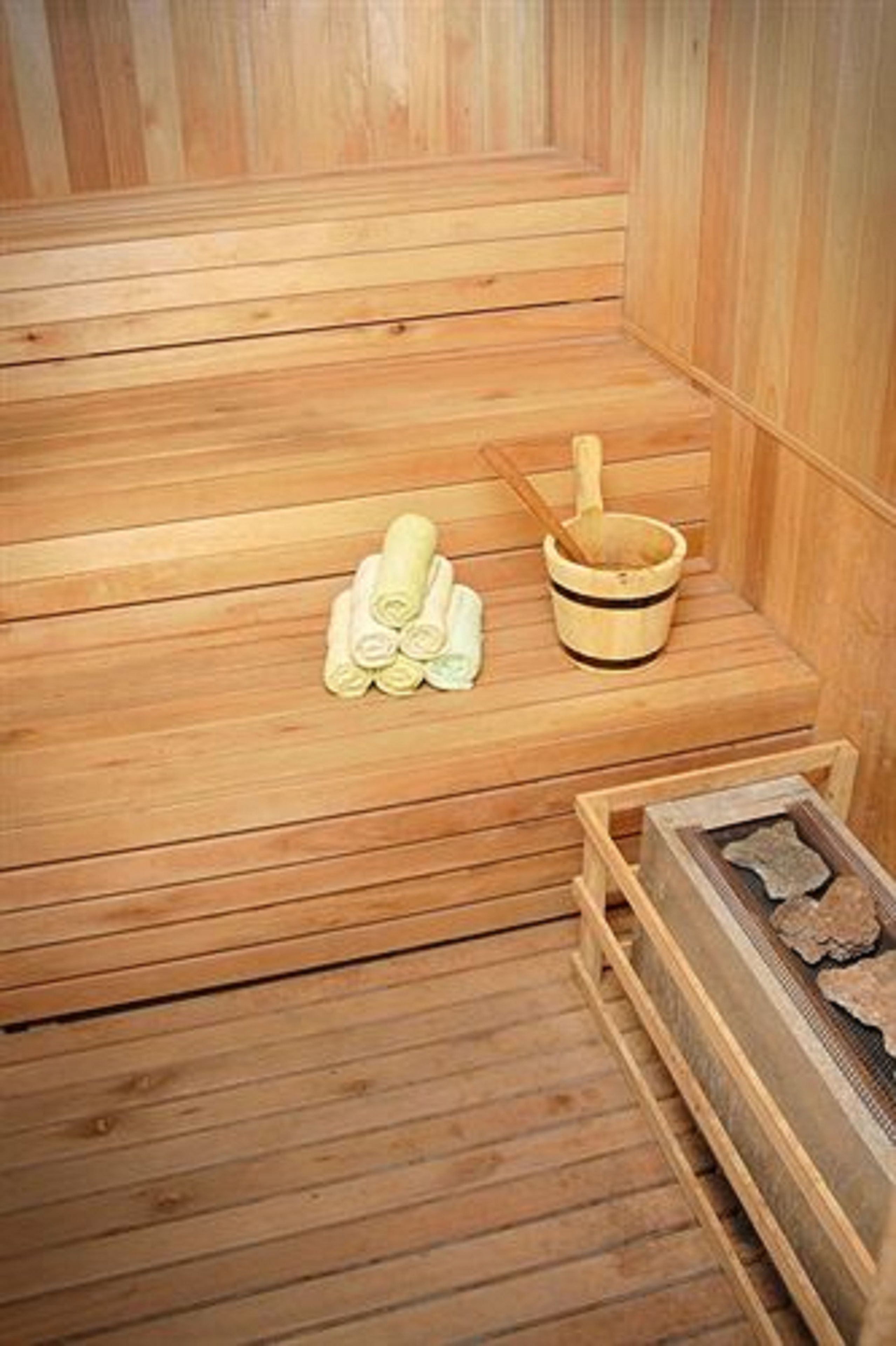 sauna, hot tub, body treatments, facials, massage/treatment rooms