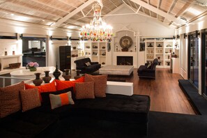 Lobby lounge