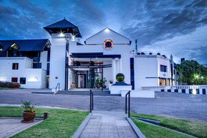 Fachada de la propiedad por la tarde o noche