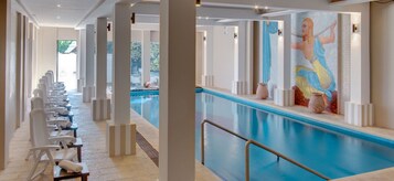 Una piscina techada, una piscina al aire libre