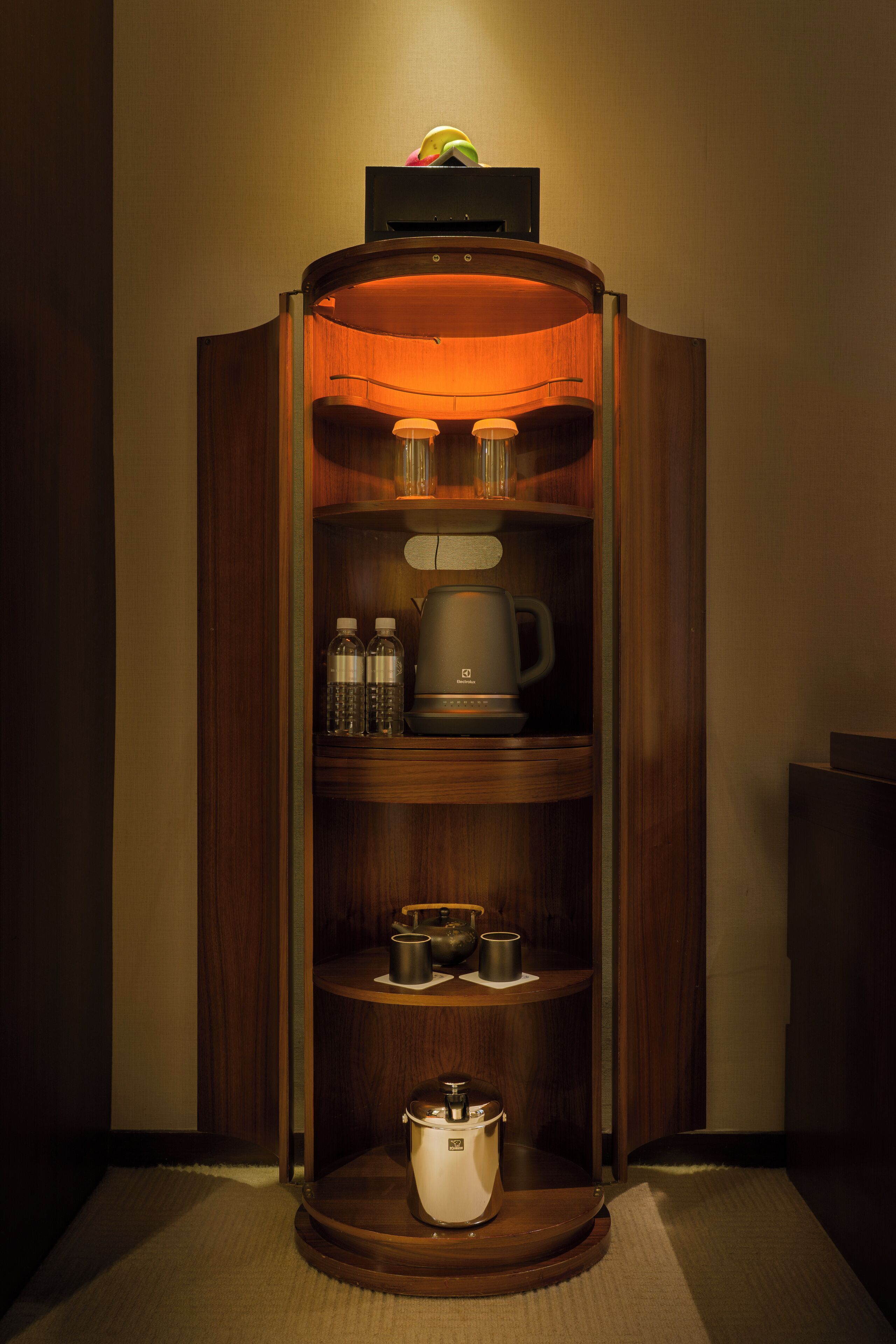 standard room, 1 queen bed | 1 bedroom, minibar, in-room safe, desk