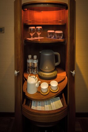 Suite, 1 cama de matrimonio grande, no fumadores | Minibar, caja fuerte, escritorio y espacio para trabajar con un portátil