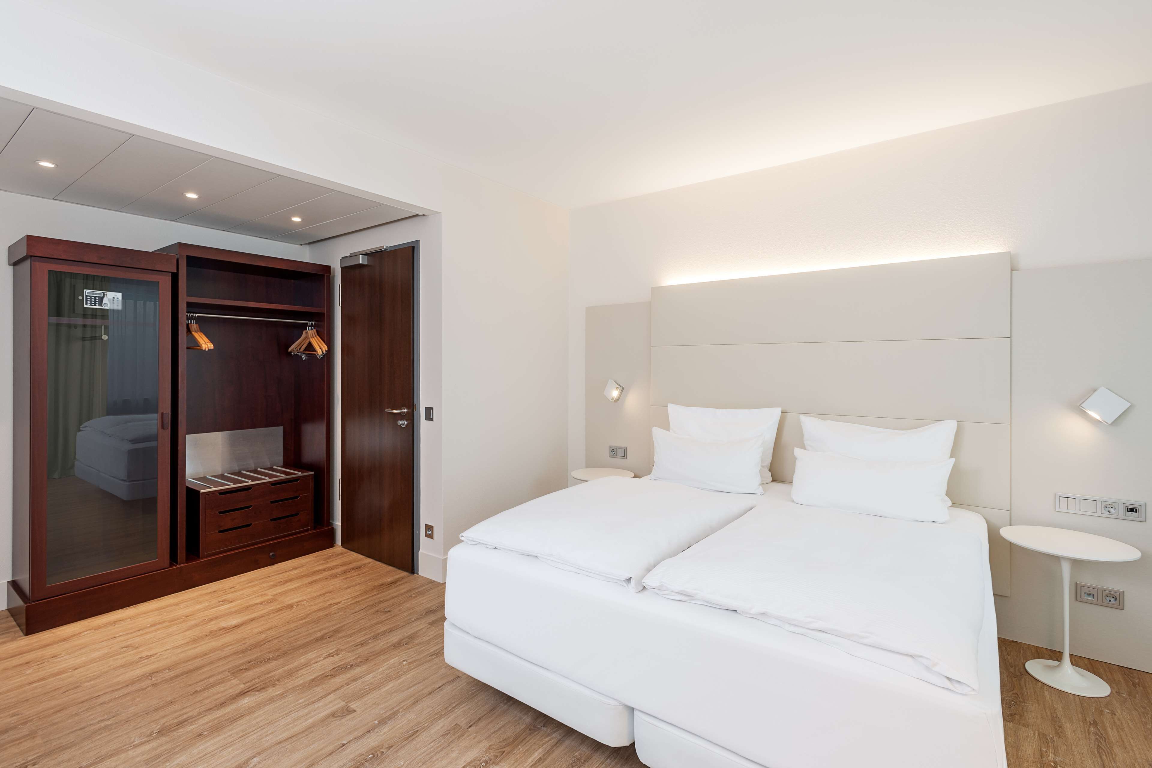 Allergitestade sängkläder, minibar och värdeförvaringsskåp på rummet