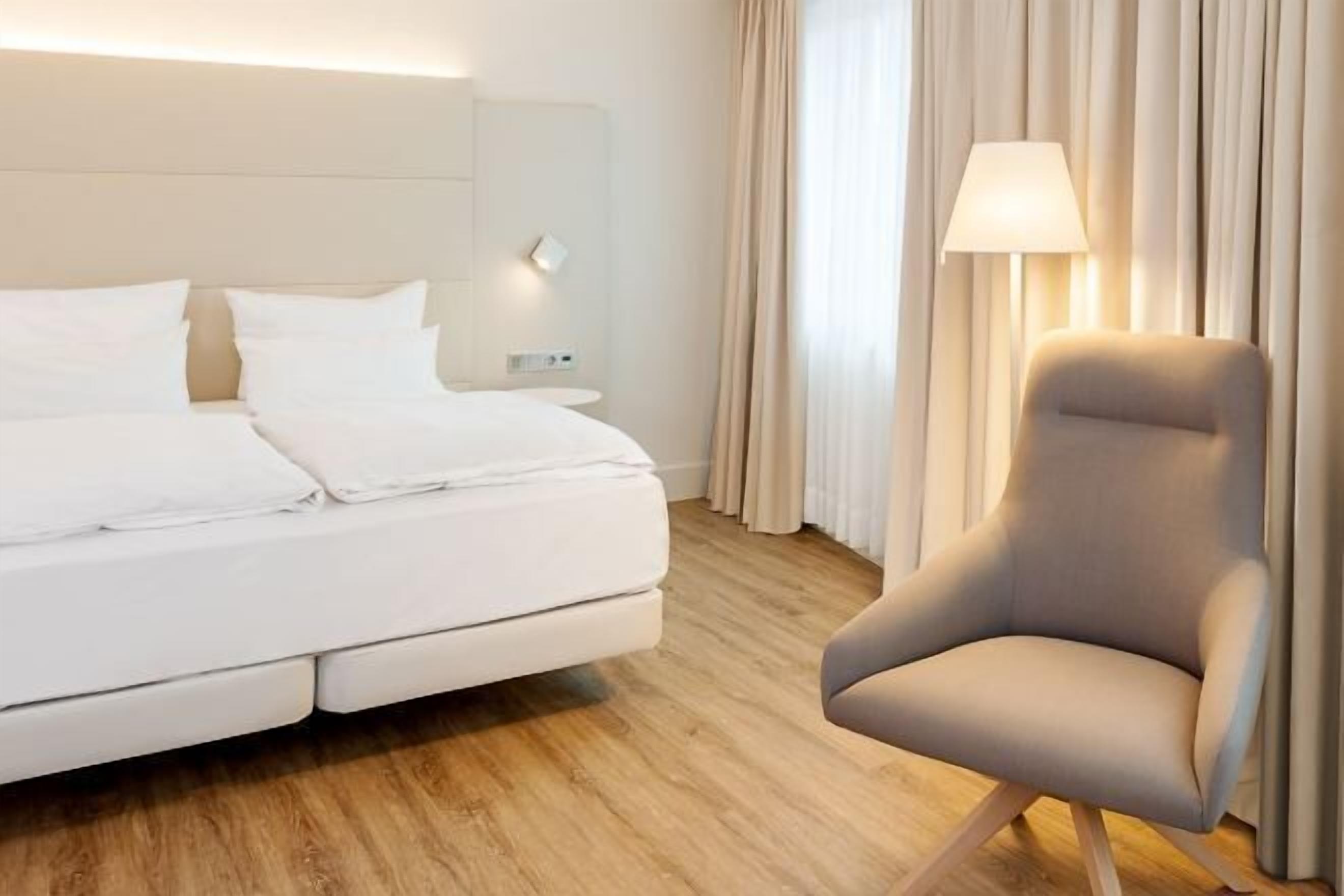 Literie hypoallergénique, minibar, coffres-forts dans les chambres