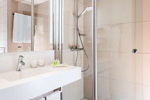 Tina, amenidades de baño ecológicas, secadora de cabello, toallas 