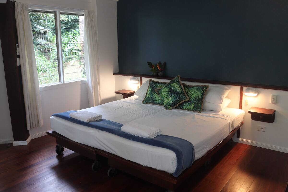 Premium bedding, minibar, iron/ironing board (on request)