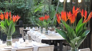 Frokost og middag serveres, utsikt mot bassenget 